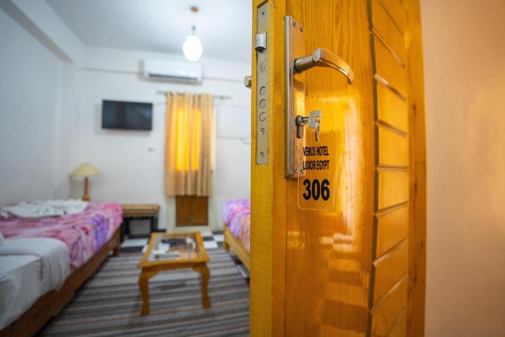 Postel nebo postele na pokoji v ubytování Venus Hotel Luxor 日本人 大歓迎
