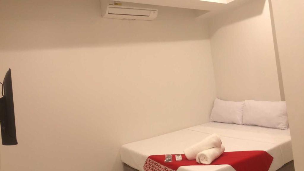 Postel nebo postele na pokoji v ubytování OYO 1128 Hotel Sangco