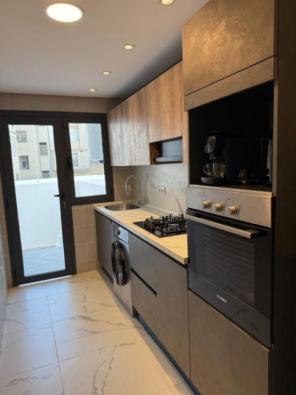 Kuchyň nebo kuchyňský kout v ubytování NEW apartment heart of Rabat beautiful terrace
