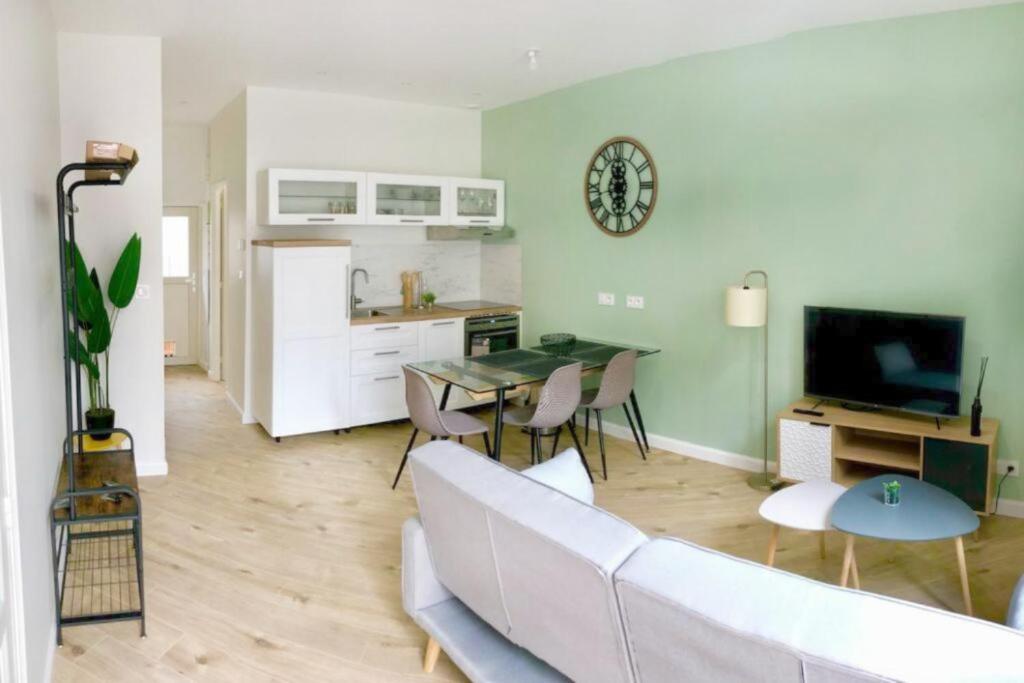 un salon avec un canapé blanc et une table dans l'établissement Le Fremyot : Apt 4 prs, 2 ch, proche Darcy et Gare, à Dijon