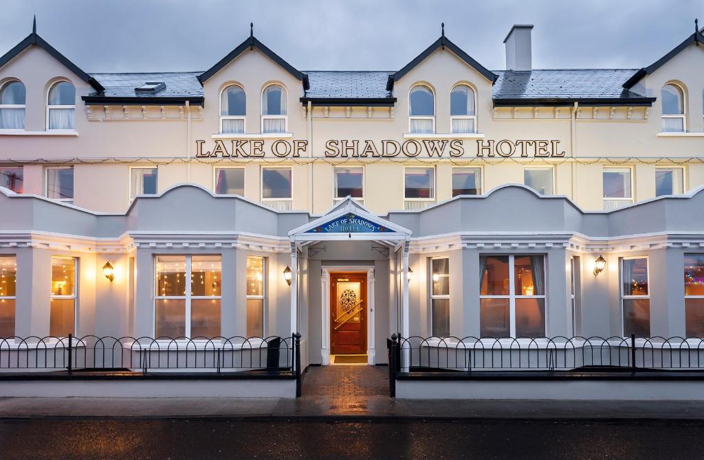 um edifício com uma placa que lê lago das sombras hotel em Lake of Shadows Hotel em Buncrana