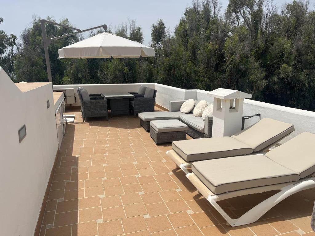 Estepona - Playa - Villa con terraza solárium con vistas al mar Jo41