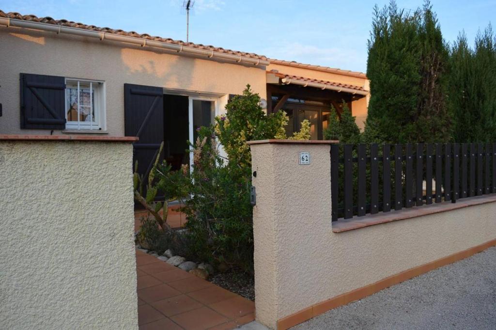 une maison avec une clôture devant dans l'établissement Maison 2 pièces mezzanine 6 couchages ST CYPRIEN PLAGE SC410-62C, à Saint Cyprien Plage