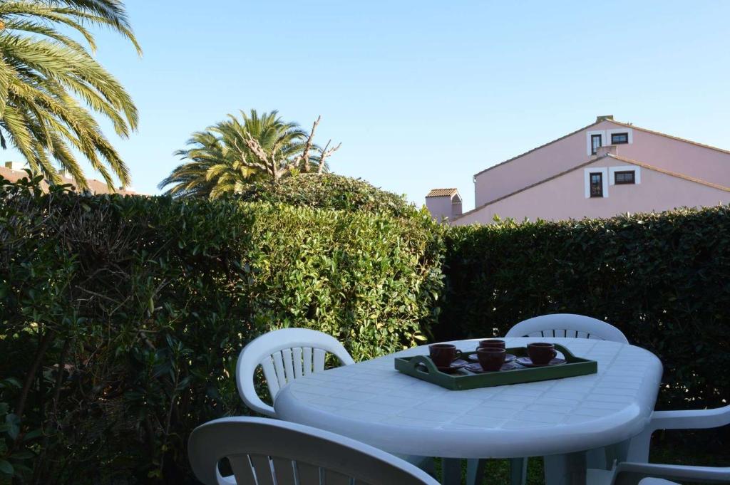 - une table blanche avec des chaises et un plateau de nourriture dans l'établissement Appartement 2 pièces 4 couchages ST CYPRIEN PLAGE SC090-203, à Saint Cyprien Plage
