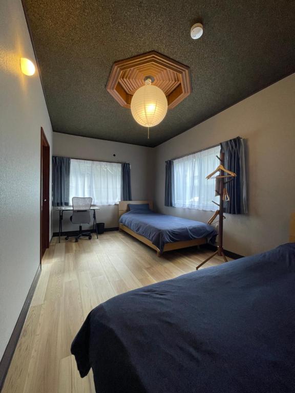 Postel nebo postele na pokoji v ubytování コハクイマバリ