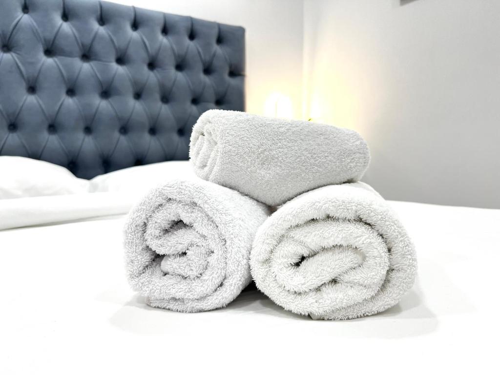 Postel nebo postele na pokoji v ubytování Tirana Square Hotel