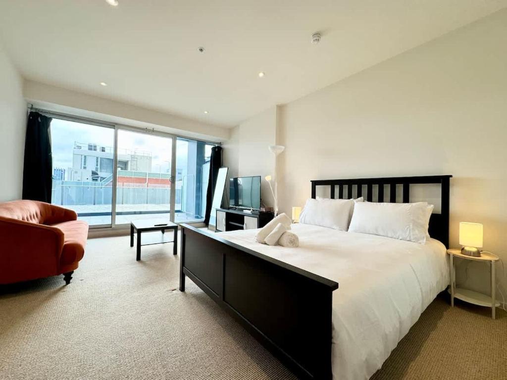 Postel nebo postele na pokoji v ubytování Morphett St Studio Retreat with Pool and Gym Access