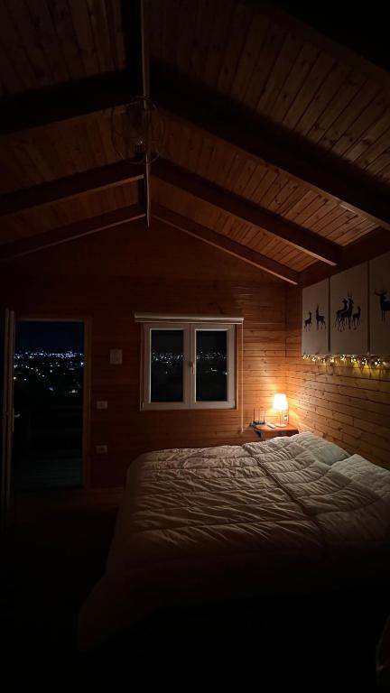 Postel nebo postele na pokoji v ubytování Jupis Chalet-City View Getaway
