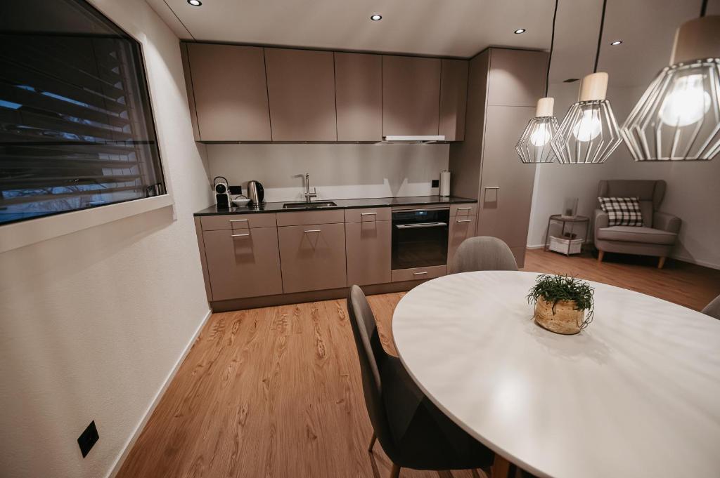 Eldhús eða eldhúskrókur á Heimatli - moderne Ferienwohnung im Sörenberg