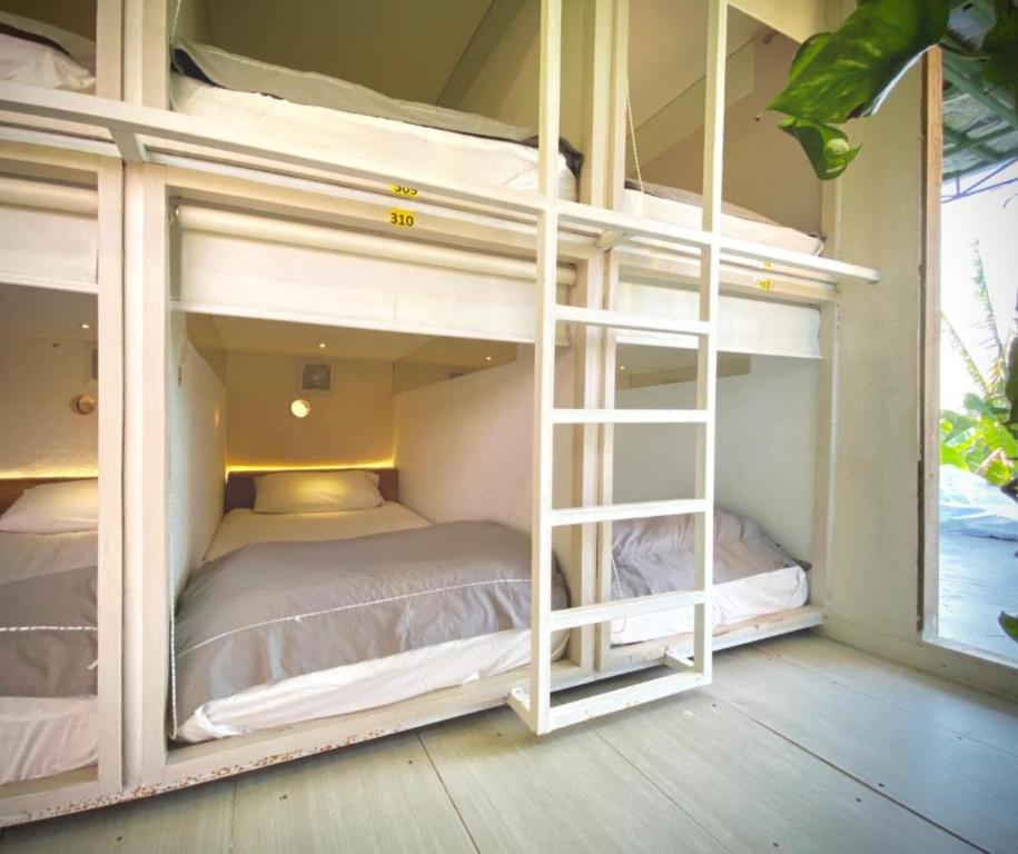 Postel nebo postele na pokoji v ubytování The Hide Hostel Canggu - Adult Only