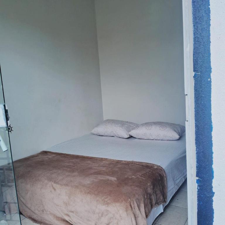 Postel nebo postele na pokoji v ubytování Independent suite obs aluguel apenas do comodo independente não consigo alterar a informacão casa de 1 quarto é automática da plataforma