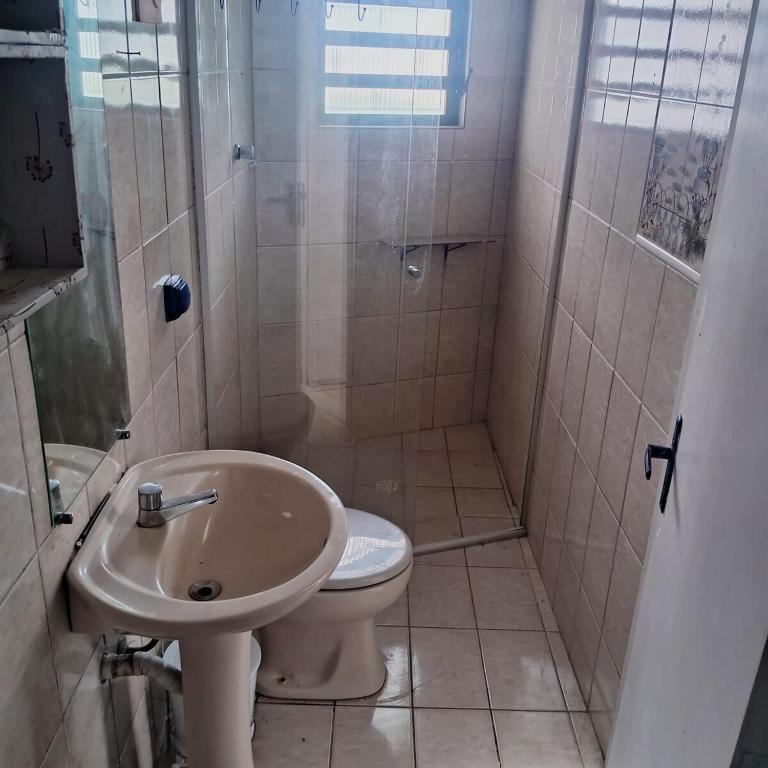Koupelna v ubytování Independent suite obs aluguel apenas do comodo independente não consigo alterar a informacão casa de 1 quarto é automática da plataforma