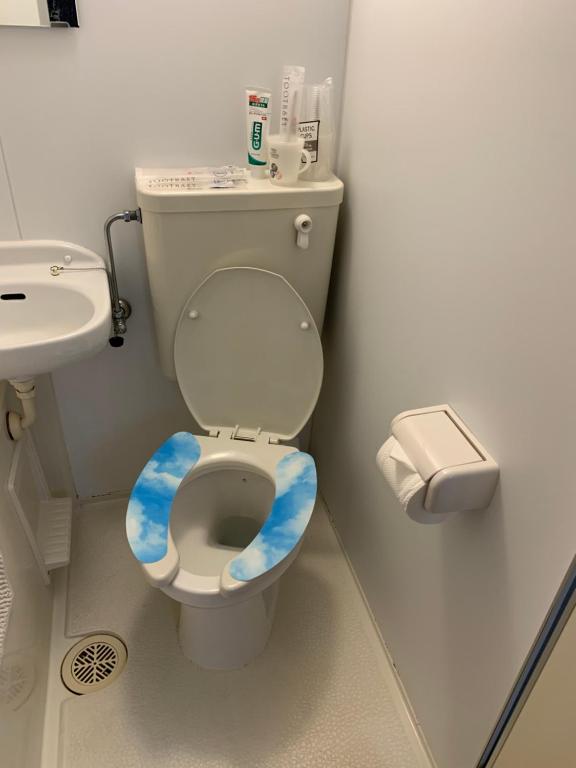 市川市留连之家，隣東京的千葉県市川生活交通便利经济型旅馆、适合家庭游使用！可根据予约配置婴幼儿床及老人推椅。的浴室设有蓝色云座的卫生间