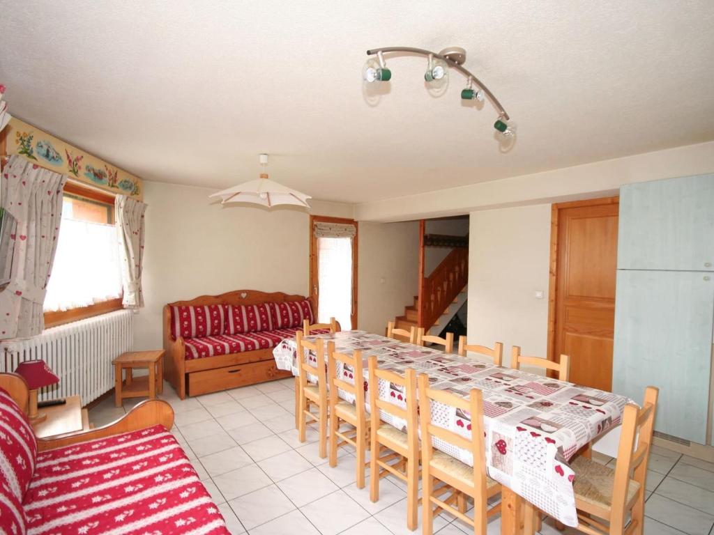 a dining room with a table and a couch at Duplex 5 pièces, 10 pers, Châtel, proche centre et télécabine, animaux admis, parking, WIFI - FR-1-676-140 in Châtel