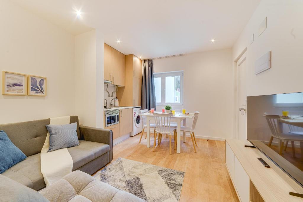 una sala de estar con un sofá y una mesa en Yellow Charm - Campolide Apartments, en Lisboa