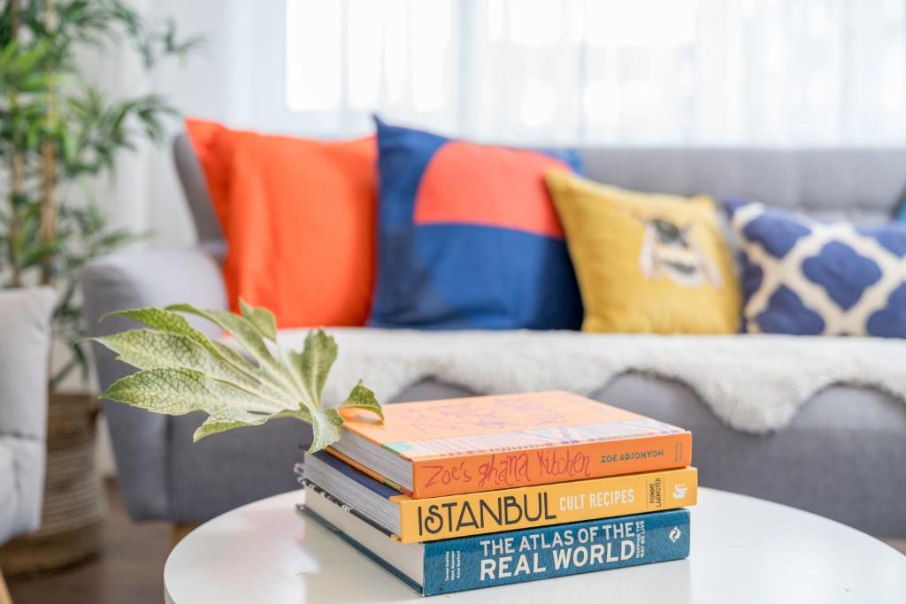 Χώρος καθιστικού στο Stylish 3 bedrooms apartment 20 mins to Central London with Balcony - Open for Long Stays and Families Relocating