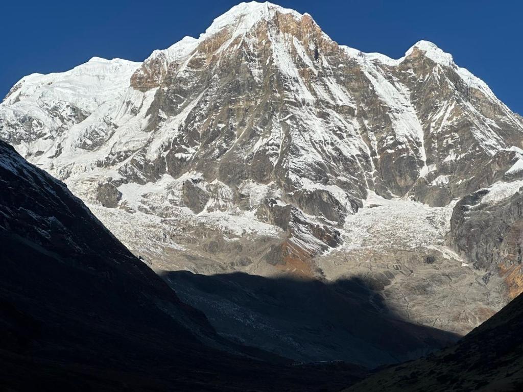 Pemandangan umum gunung atau pemandangan gunung yang diambil dari hostel