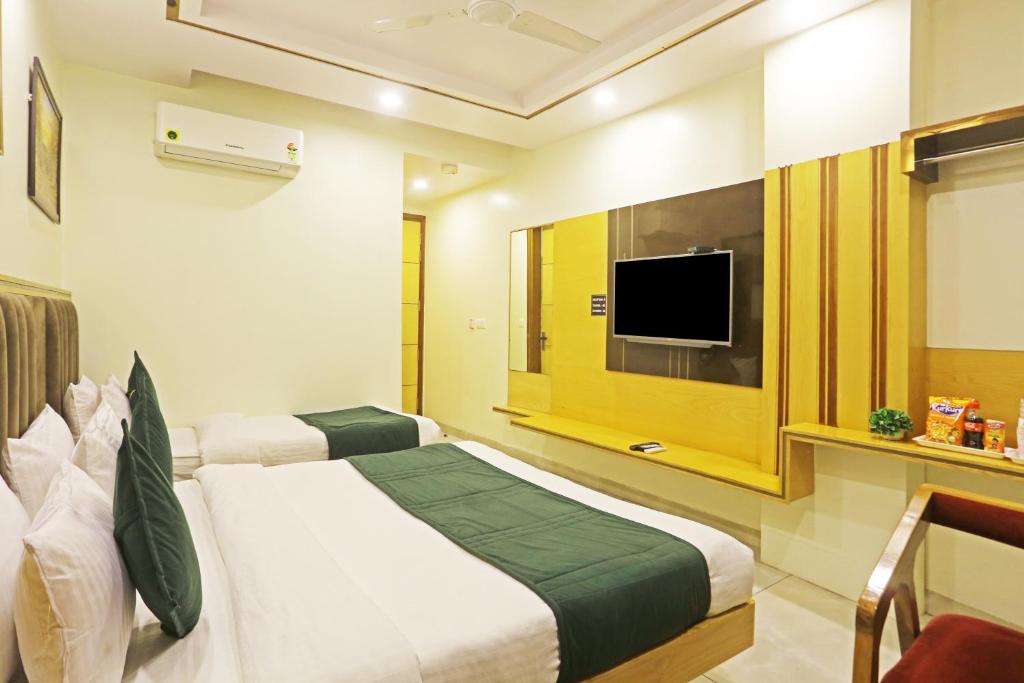 TV a/nebo společenská místnost v ubytování Hotel Aman Imperial Just a Minute Away From New Delhi Railway Station and Connaught place