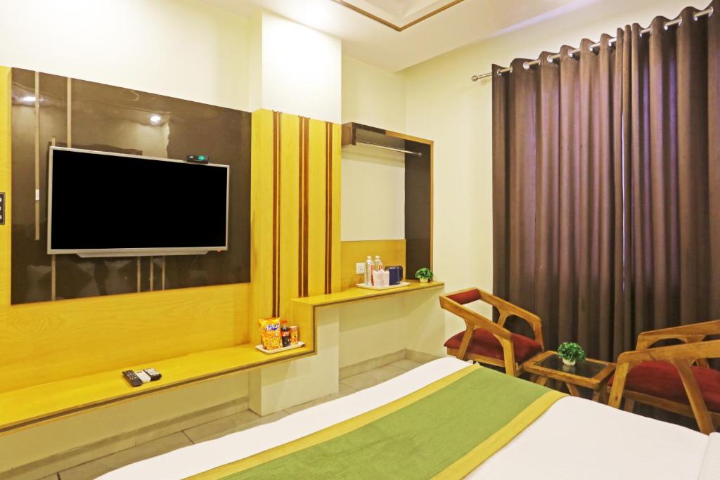 TV a/nebo společenská místnost v ubytování Hotel Aman Imperial Just a Minute Away From New Delhi Railway Station and Connaught place