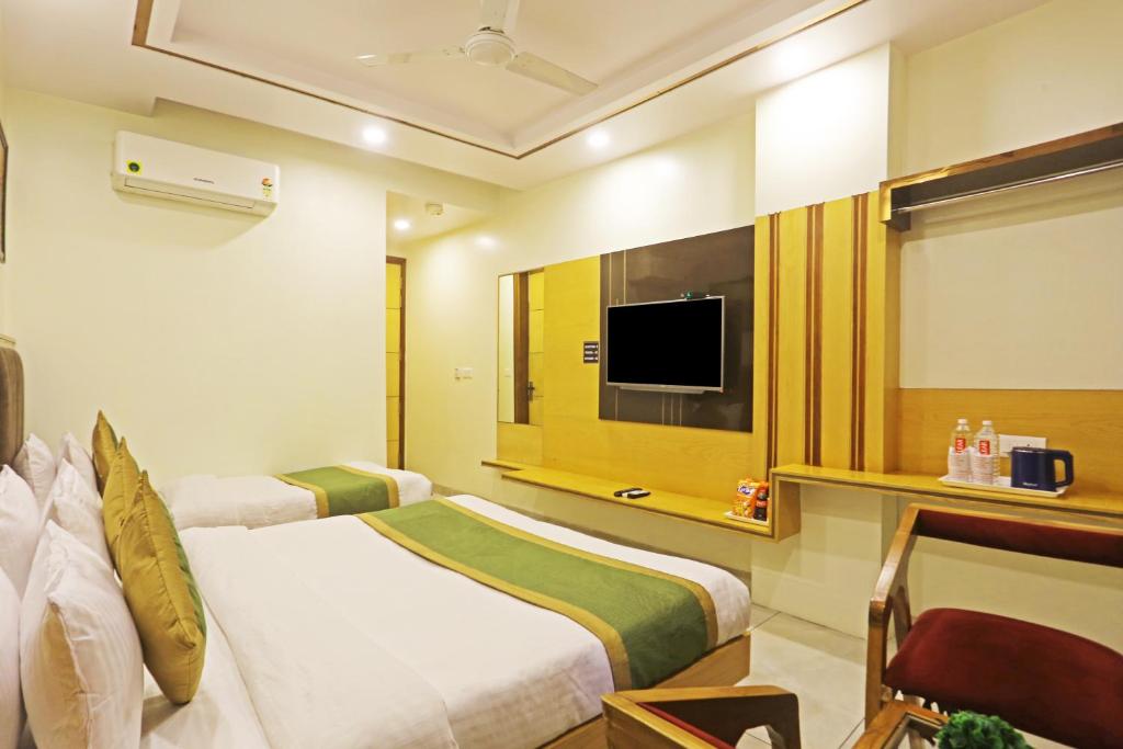 TV a/nebo společenská místnost v ubytování Hotel Aman Imperial Just a Minute Away From New Delhi Railway Station and Connaught place