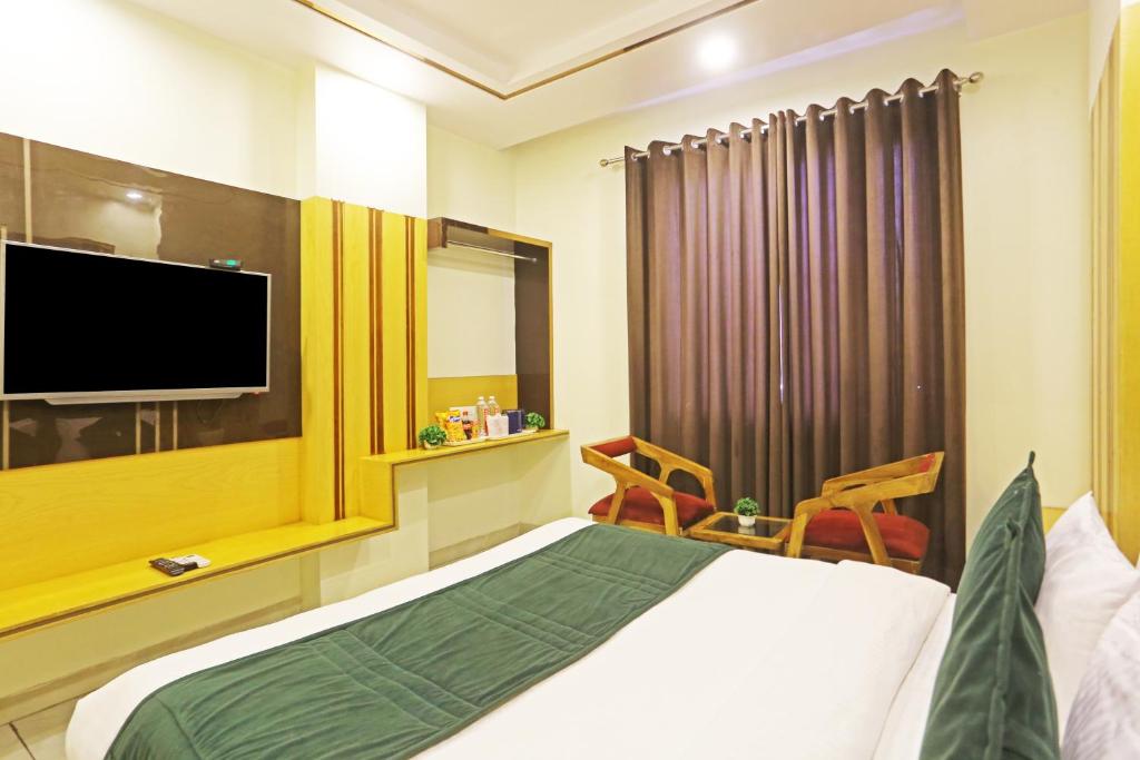 TV a/nebo společenská místnost v ubytování Hotel Aman Imperial Just a Minute Away From New Delhi Railway Station and Connaught place