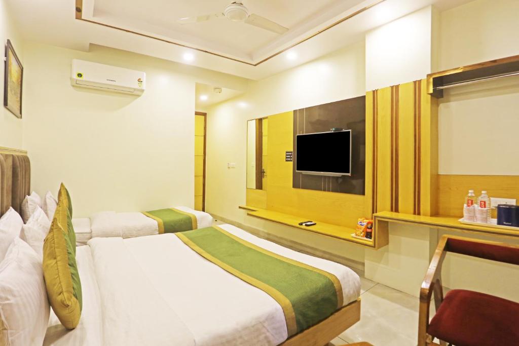 TV a/nebo společenská místnost v ubytování Hotel Aman Imperial Just a Minute Away From New Delhi Railway Station and Connaught place