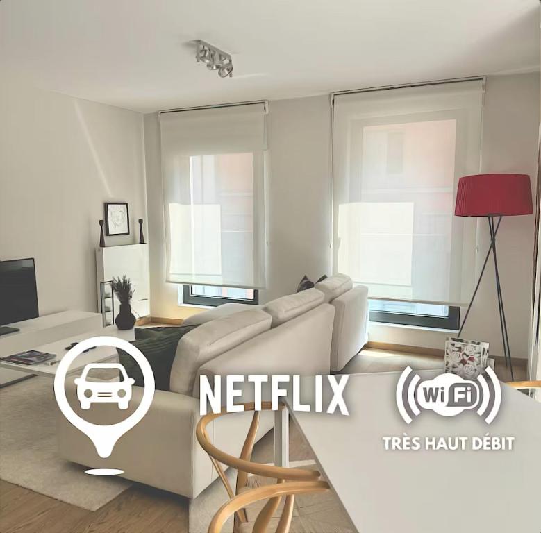 un soggiorno con un divano e un tavolo di Le Refuge Historique WIFI - Parking - Confort a Bruxelles