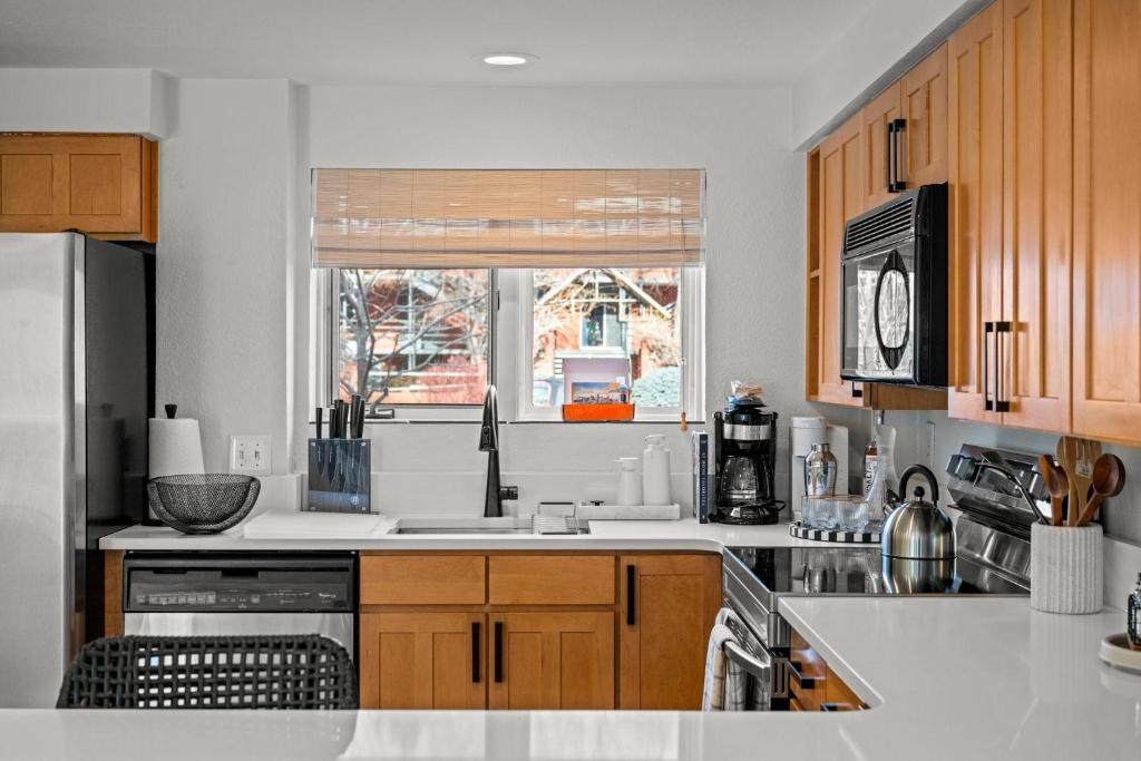 Kuchyň nebo kuchyňský kout v ubytování Pearl Street Unit C - Boulder