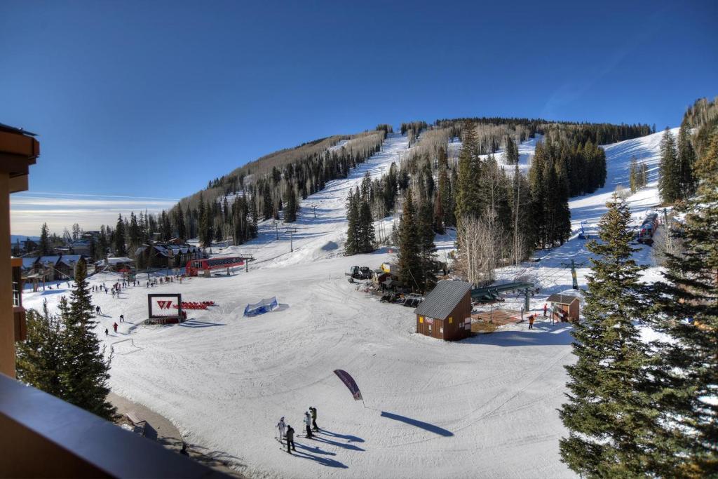 un groupe de personnes sur une piste de ski enneigée dans l'établissement Village Center 501, à Durango Mountain Resort