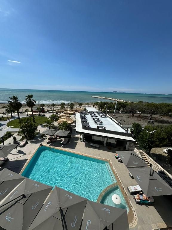 an overhead view of a swimming pool and the beach at ApartHotel by Comfort Suites in Golem