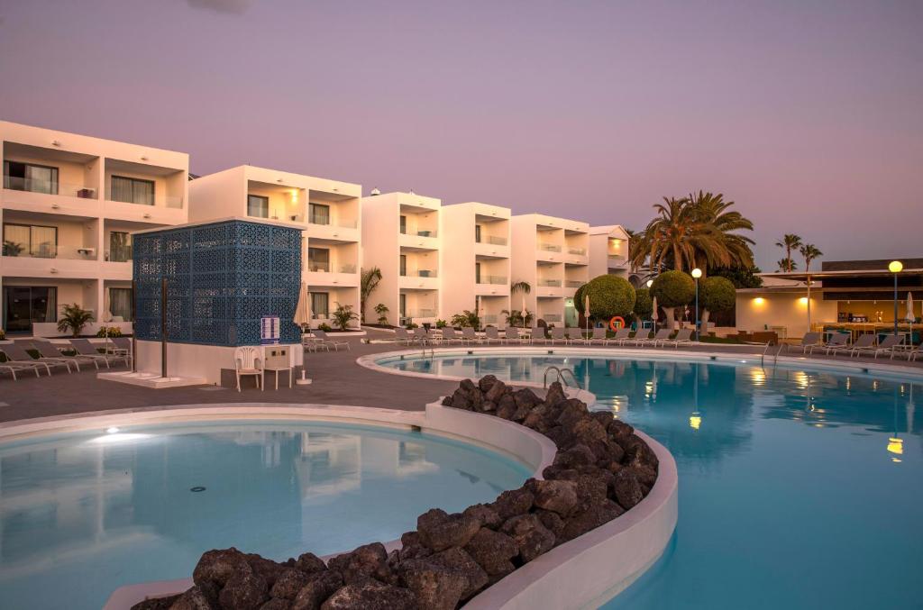 a large swimming pool in front of a hotel at Oasis Lanz Beach Mate in Costa Teguise