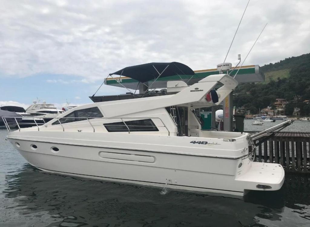 Naturlandskabet i nærheden af båden