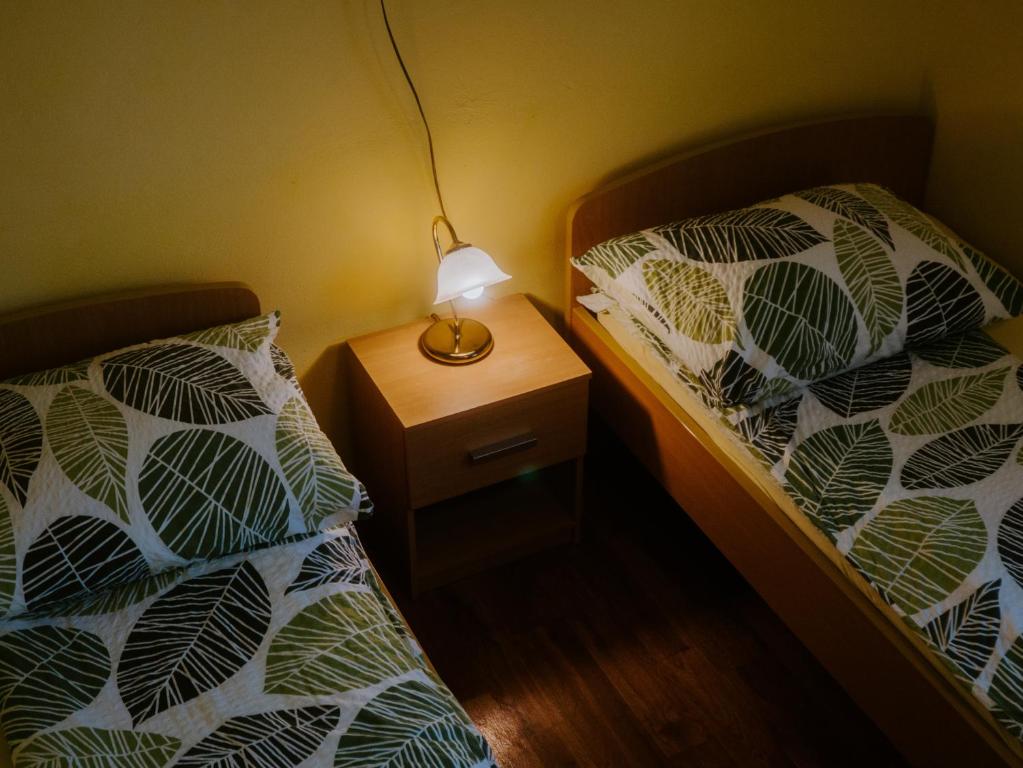 Postel nebo postele na pokoji v ubytování Apartment and Room Natasa
