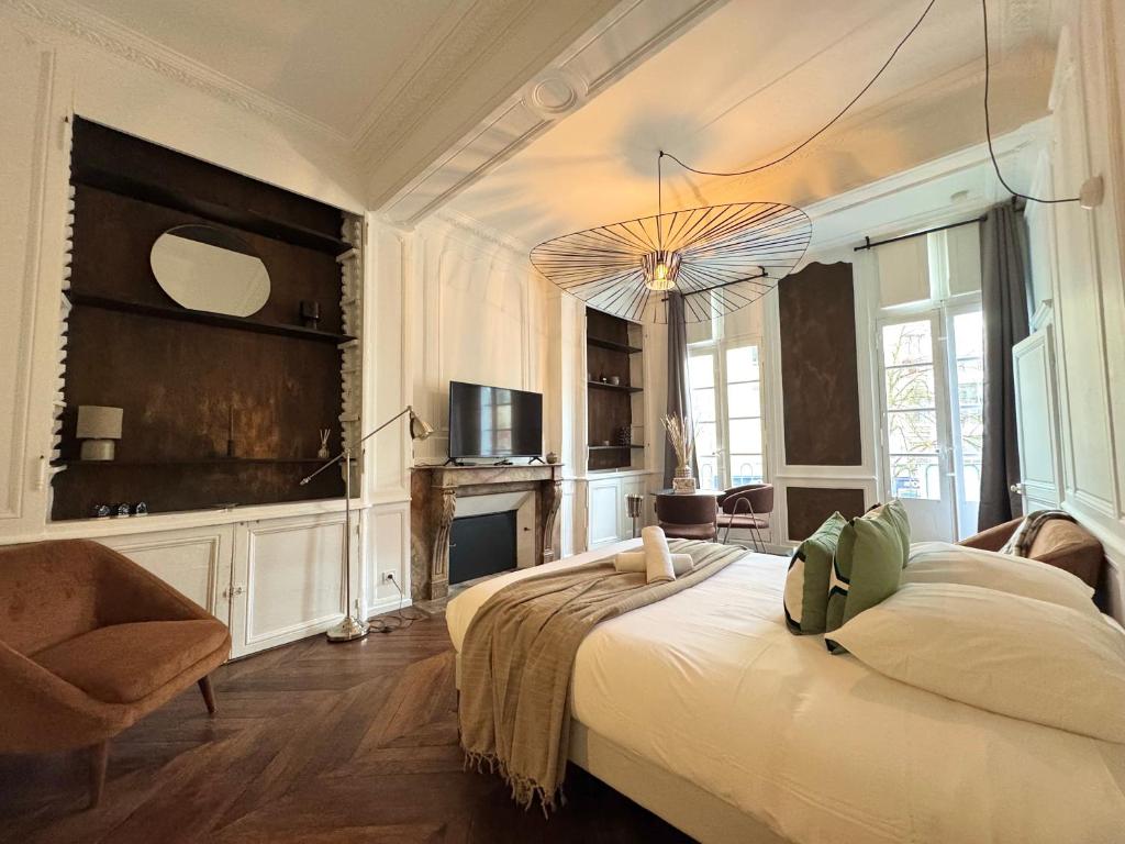 TV a/nebo společenská místnost v ubytování Les lices, centre ville de Rennes