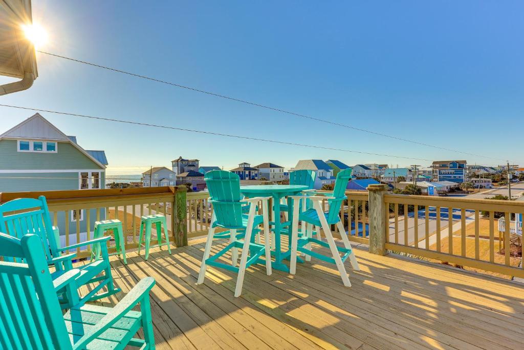 Chic Surf City Retreat with Pool Less Than 1 Block to Beach! - Casa De Vacaciones