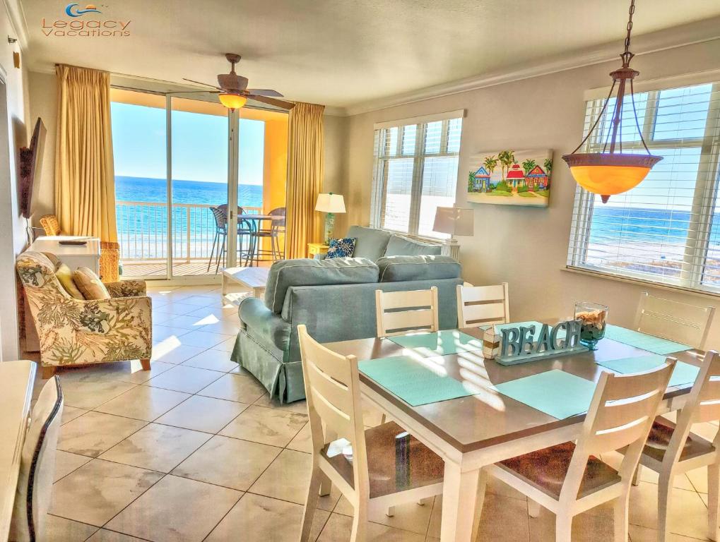 沃尔顿堡滩Azure 418-Glorious Gulf-Front Views- Luxury 4 Bdrm的带桌子和沙发的客厅