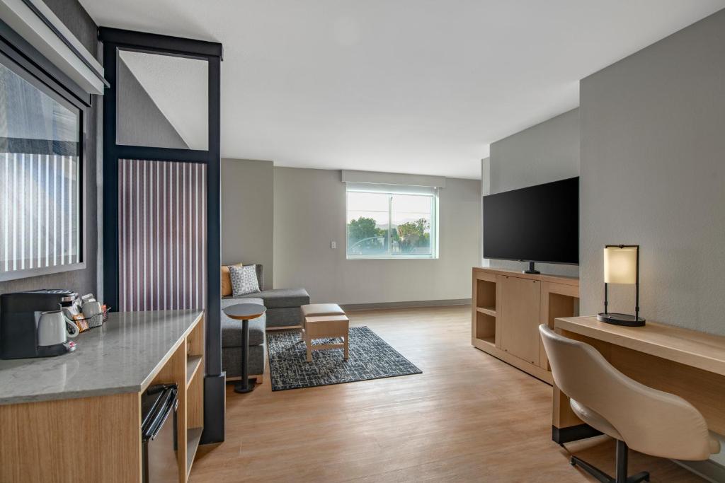 Hyatt Place Riverside Downtown - Suite King De Un Dormitorio Con Sofá Cama