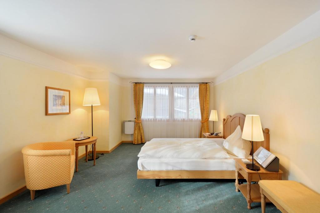 Postel nebo postele na pokoji v ubytování Hotel Bellerive Gstaad