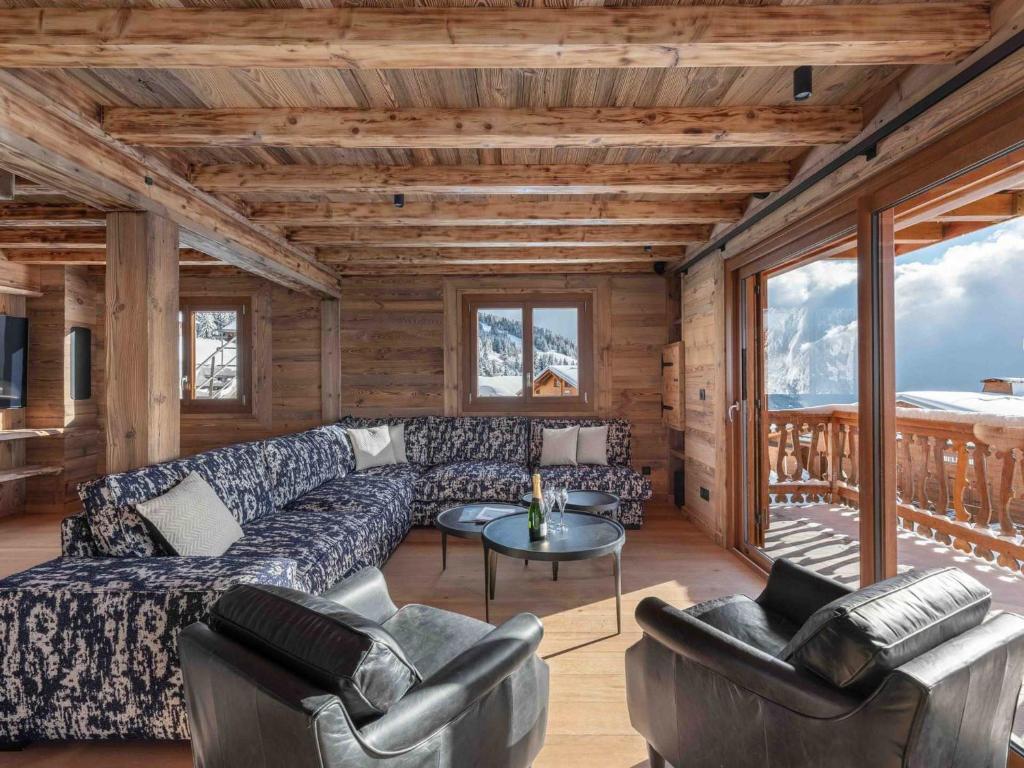 un salon avec un canapé et deux chaises dans l'établissement Chalet pour 10 avec sauna et confort à Les Saisies - FR-1-809-11, aux Saisies