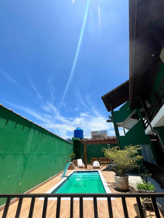 a pool on the roof of a building at Oásis Pousada in Bertioga