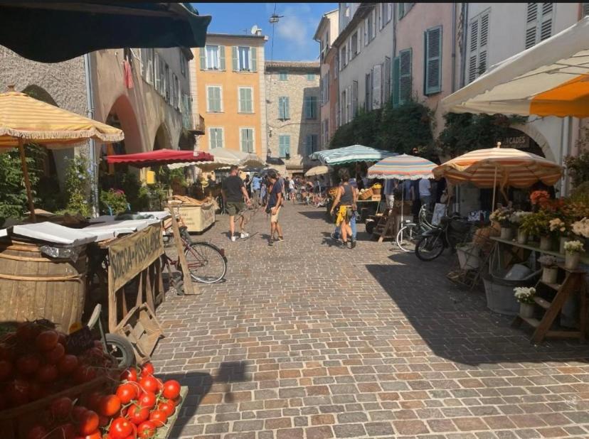 Un groupe de personnes se promenant à travers un marché en plein air dans l'établissement BIOT-Charmant et coquet F2, à Biot