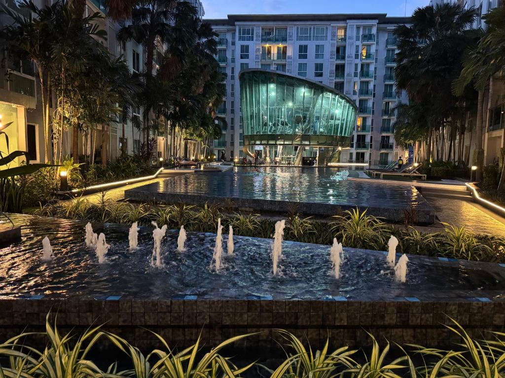 aidium hotel with a fountain in front of a building at City Center Residence Pattaya in Pattaya Central