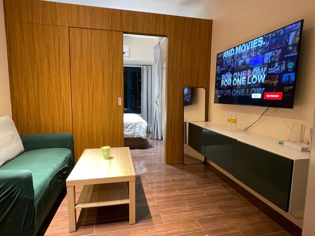 TV a/nebo společenská místnost v ubytování Destina at Air Residence Makati, MetroManila, Netflx