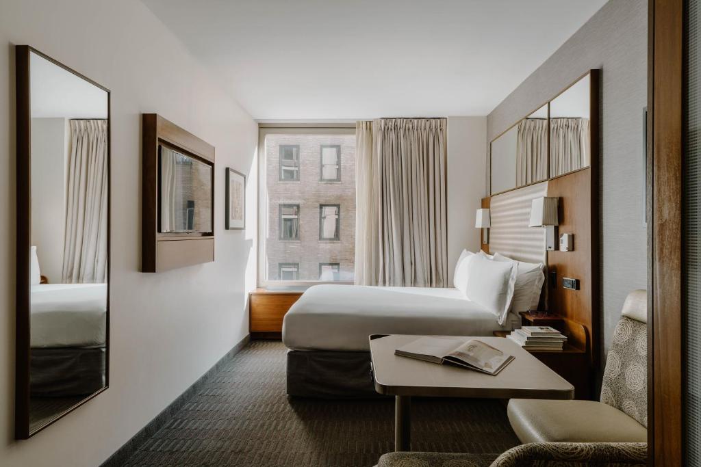 een hotelkamer met 2 bedden en een tafel bij Hotel Boutique at Grand Central in New York