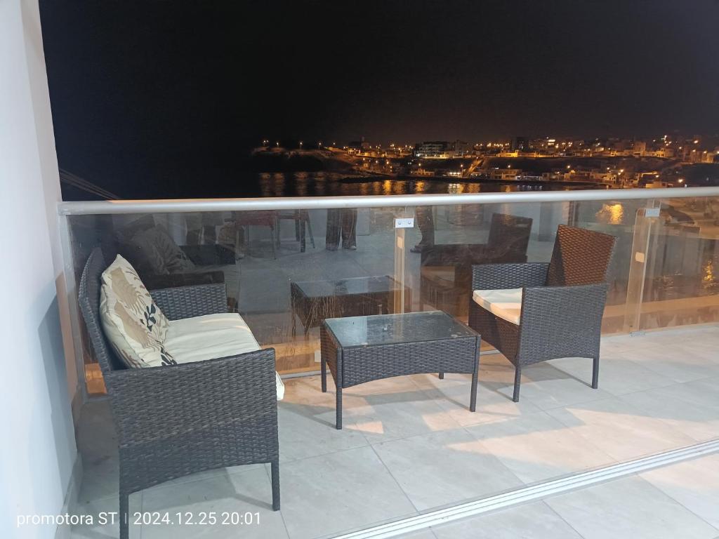a balcony with chairs and a table with a view at Mirador del sur in San Bartolo