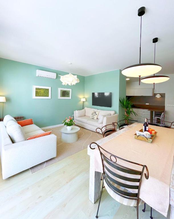 a living room with a couch and a table at Abbott apartment - 1 min from the beach - 100m2 - sleeps 8 in Sitges