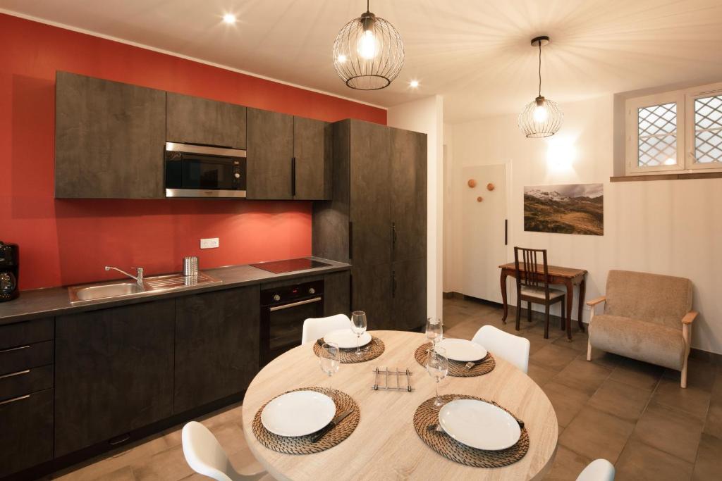 une cuisine et une salle à manger avec une table et des chaises dans l'établissement 