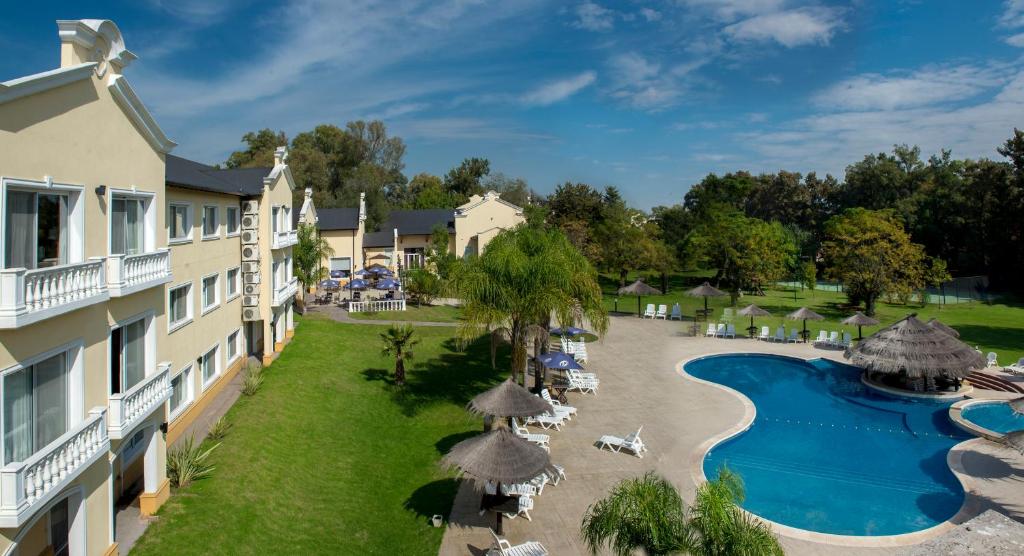 Howard Johnson Pilar Resort Spa & Convention Center