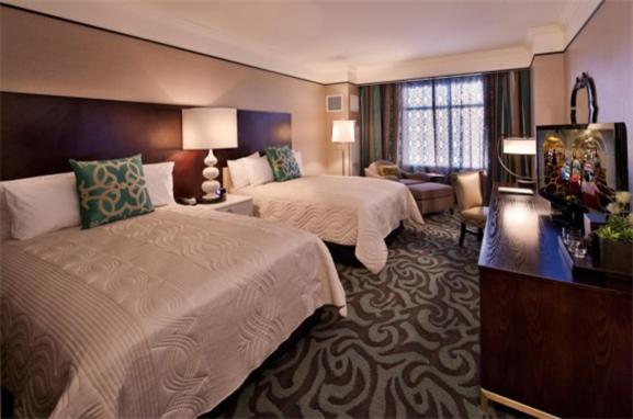 um quarto de hotel com duas camas e uma sala de estar em Casino del Sol Resort Tucson em Tucson