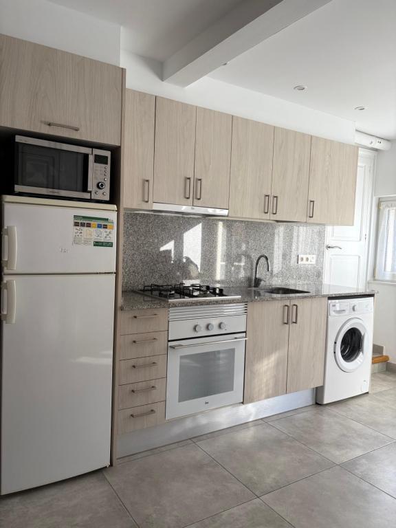 A kitchen or kitchenette at Villa Montserrat